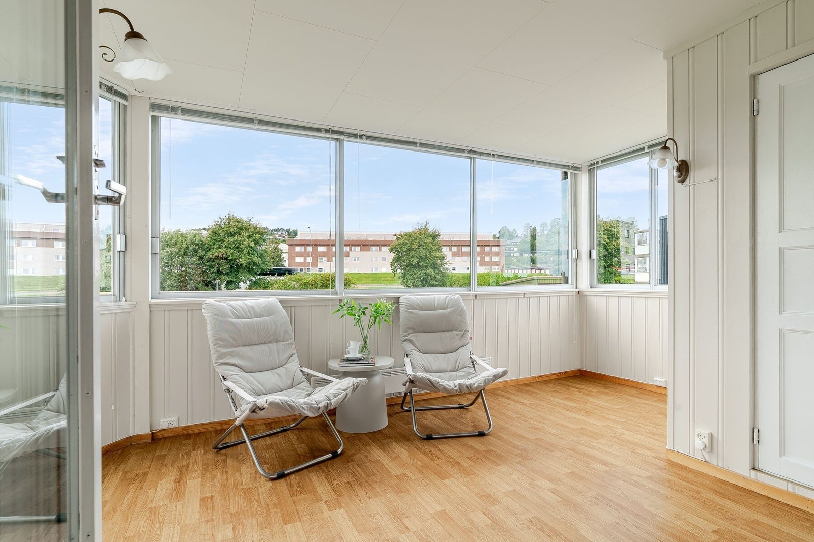 Den innglassede balkongen måler 12 m² som fungerer som en forlengelse av stuen. Praktisk bod i tilknytning. Galleribilde