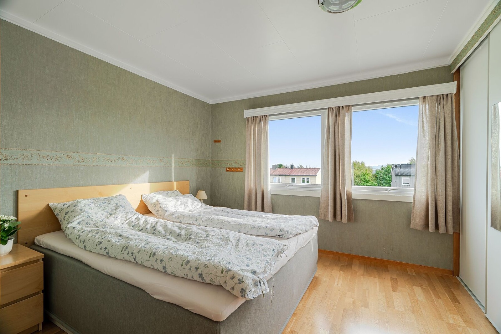 Leiligheten har to soverom av gode størrelser, dette måler 12 m². Se vedlagte alternative planskisse, der soverom tre er skissert inn. Galleribilde