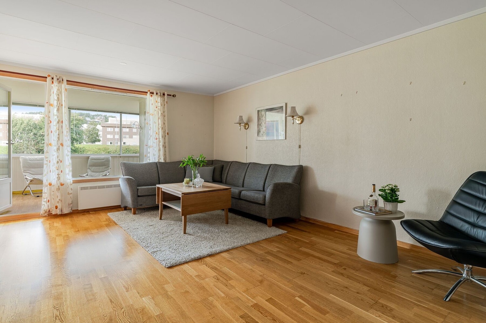 Hjertet i boligen er en romslig og lys stue på 23,1 m². Galleribilde