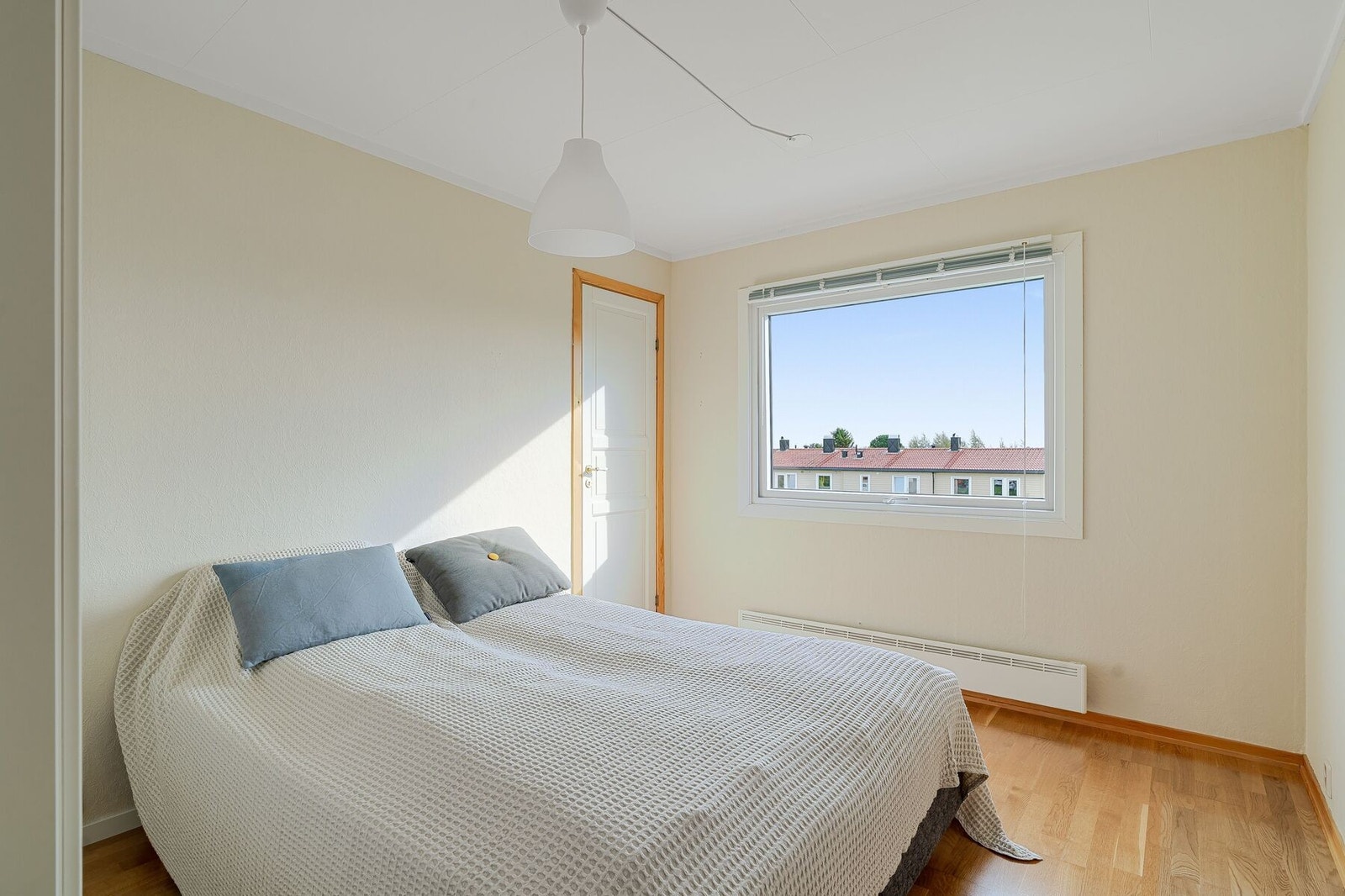 Det andre soverommet måler 9,1 m². Rommet har en bod i tilknytning som eks. kan utnyttes som walk-in-closet. Galleribilde