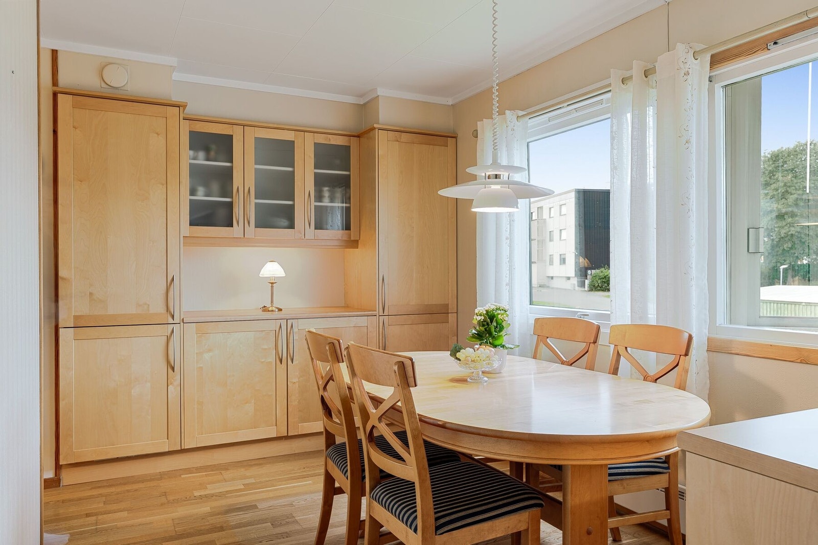 Mellom stue og kjøkken finner spisestuen sin naturlige plassering. Galleribilde