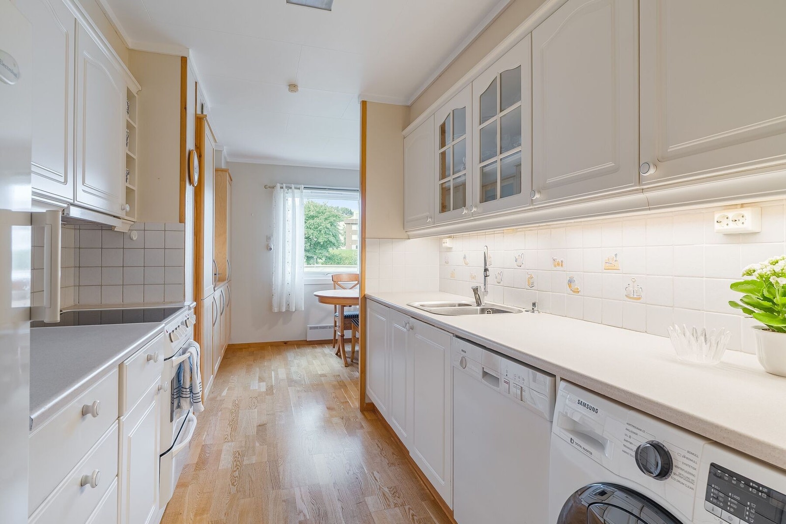 Av hvitevarer er det oppvaskmaskin og stekeovn, disse kan medfølge handelen. Galleribilde