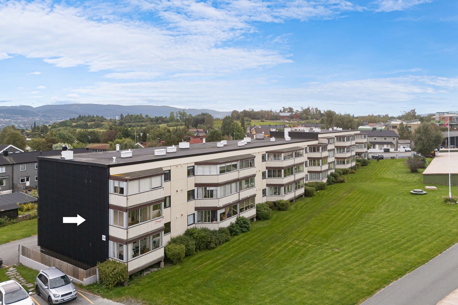 Leiligheten befinner seg i 2. etasje med en flott endebeliggenhet som er skjermet for innsyn. Galleribilde