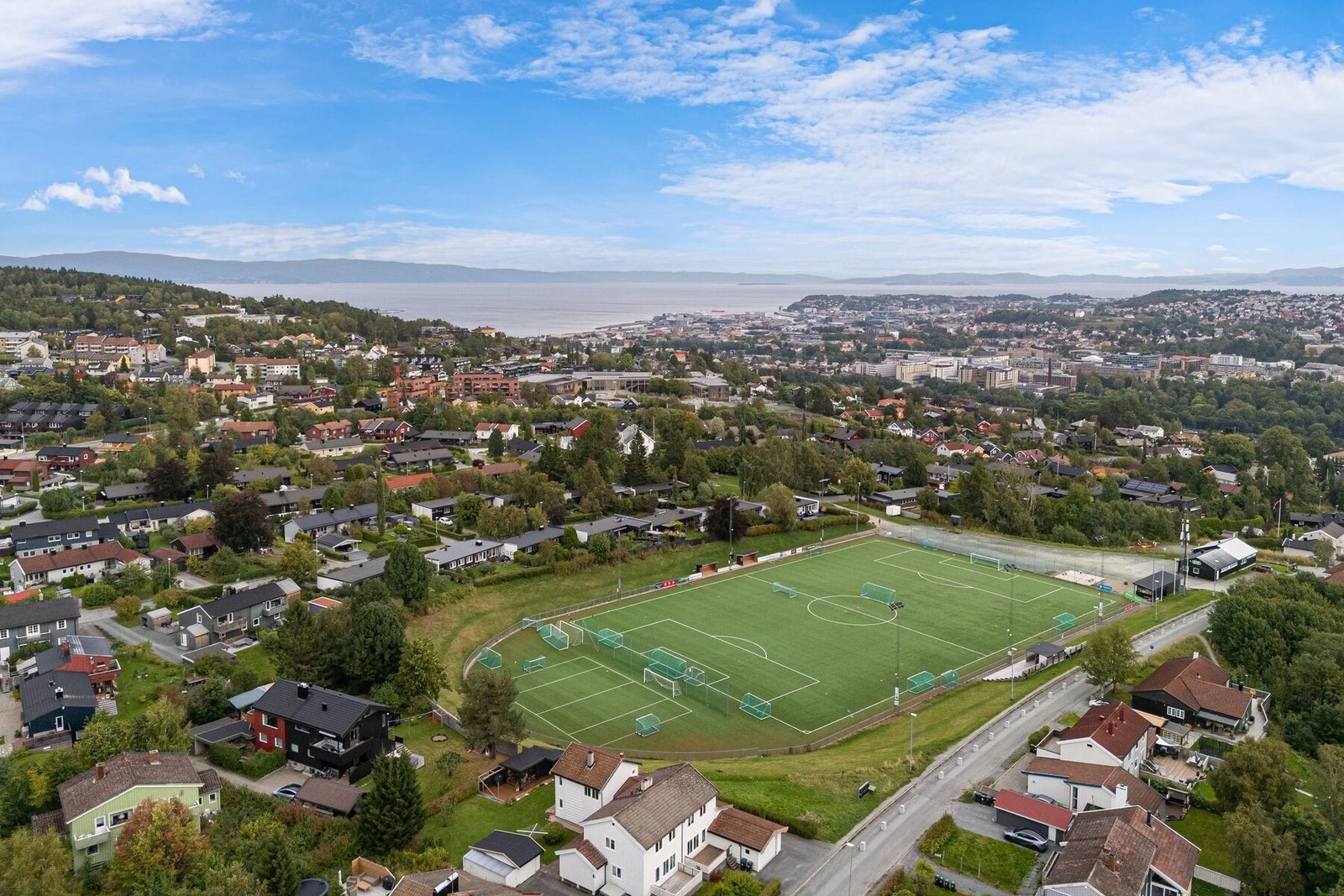 Skoler og barnehager er innenfor korte avstander både til fots og med buss. Galleribilde