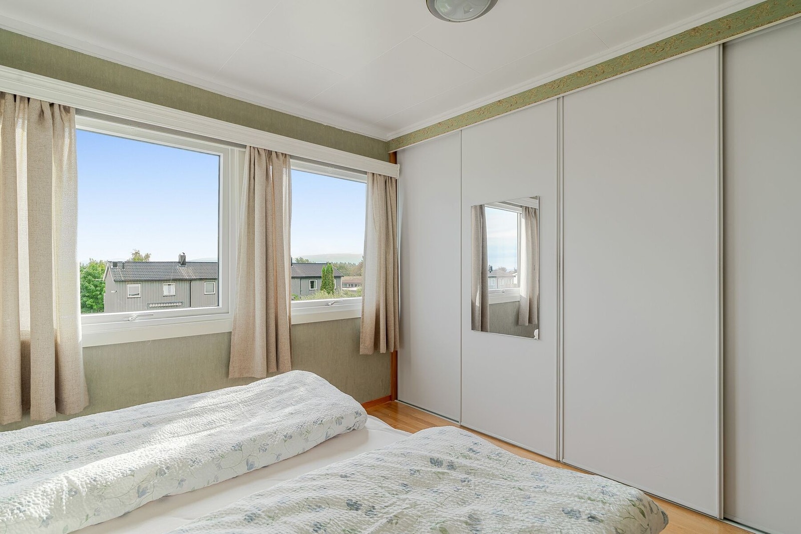 Rommet har en stor praktisk innebygd garderobeløsning. Galleribilde