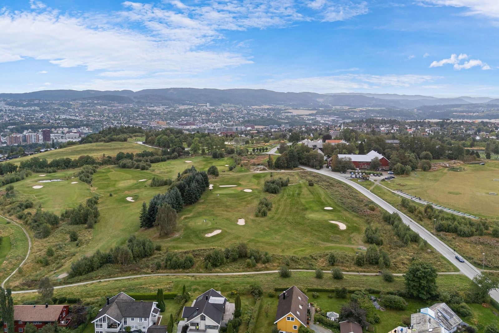 For den golfinteresserte er Trondheim Par3golf kun 8 minutter gange unna. For den viderekommende er Trondheim golfklubb på Sommersetra kun 11 minutter kjøring unna. Galleribilde