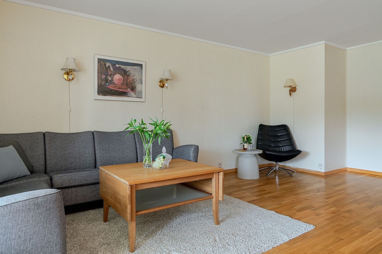 Stuens størrelse sørger for at man kan møblere i flere soner og ha flere møbleringsalternativer. Galleribilde