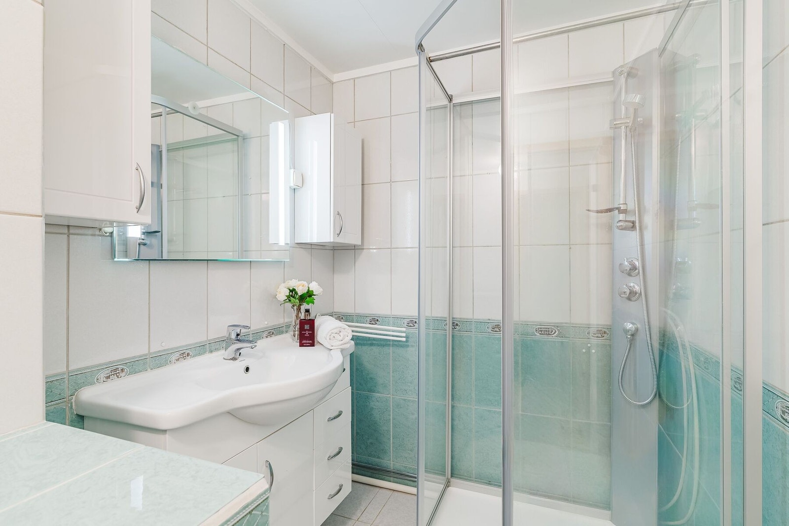 Lyst flislagt bad med varme i gulv. Galleribilde