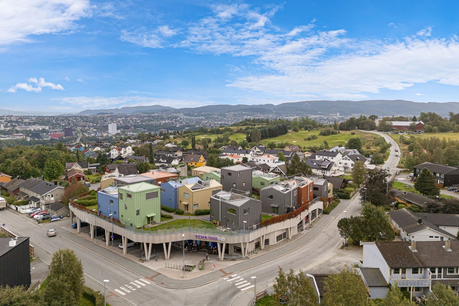 Leiligheten har en sentral beliggenhet med nærhet til det meste man trenger i hverdagen som dagligvare, buss, treningssenter, apotek m.m. Galleribilde