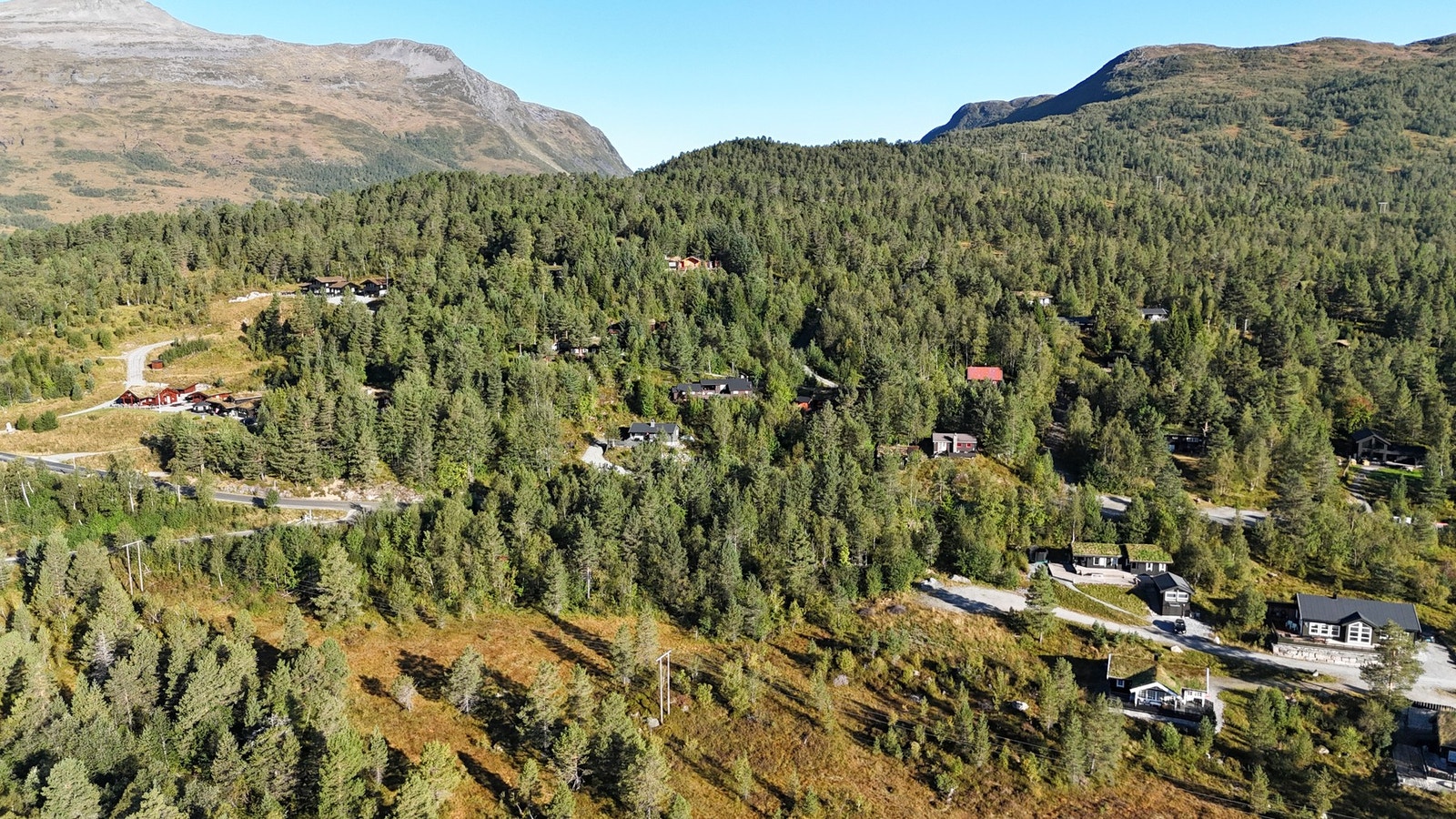 Tomten er en del av et nyere hyttefelt på Fausa. Galleribilde