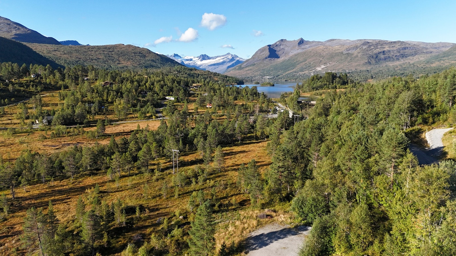 Torvmyrvegen ligger cirka 1 kilometer fra Orreneset, med tilbaketrukket beliggenhet, godt skjermet fra hovedveien. Galleribilde