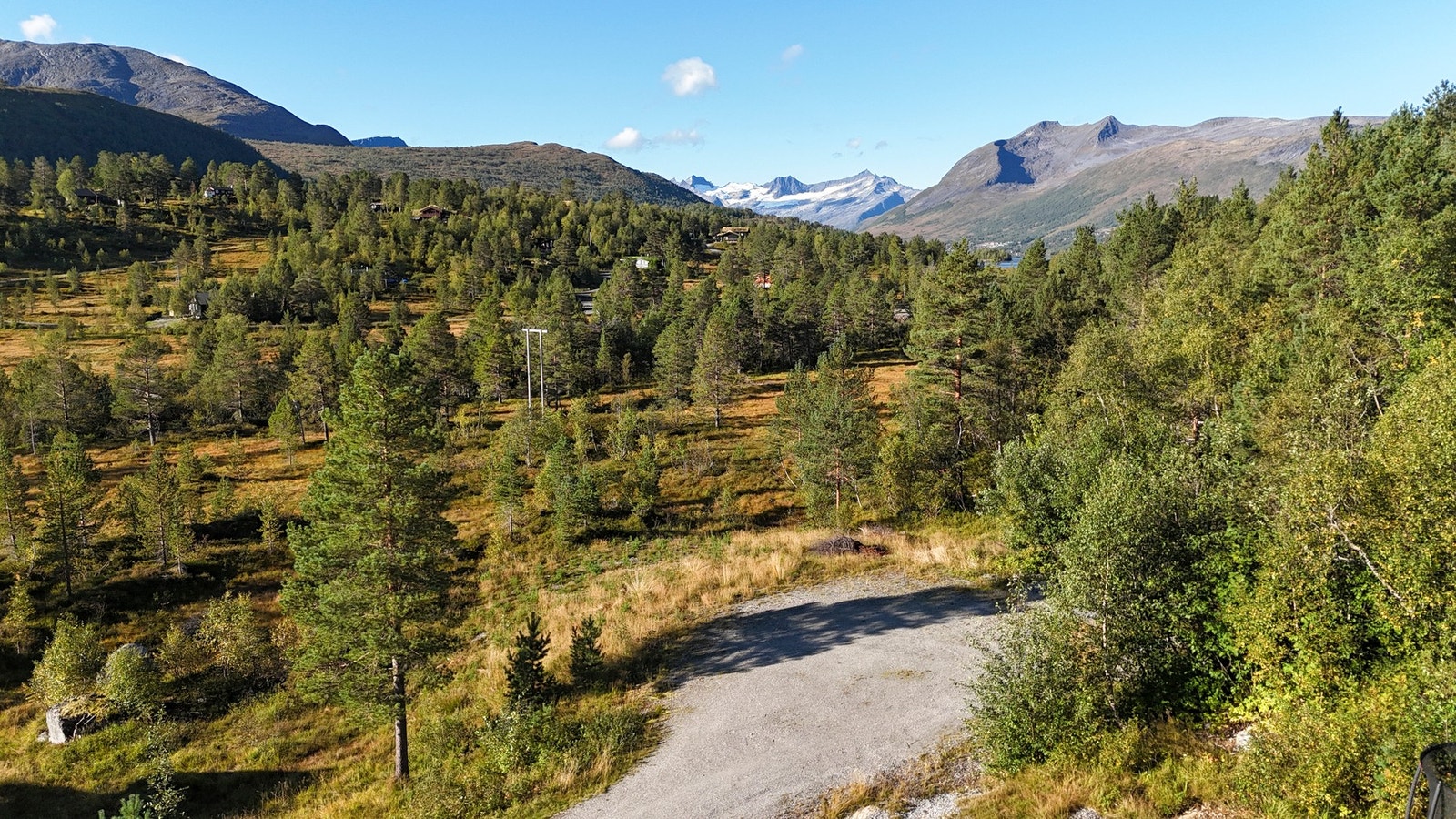 Tomten ligger i blindvei uten gjennomgangstrafikk. Galleribilde