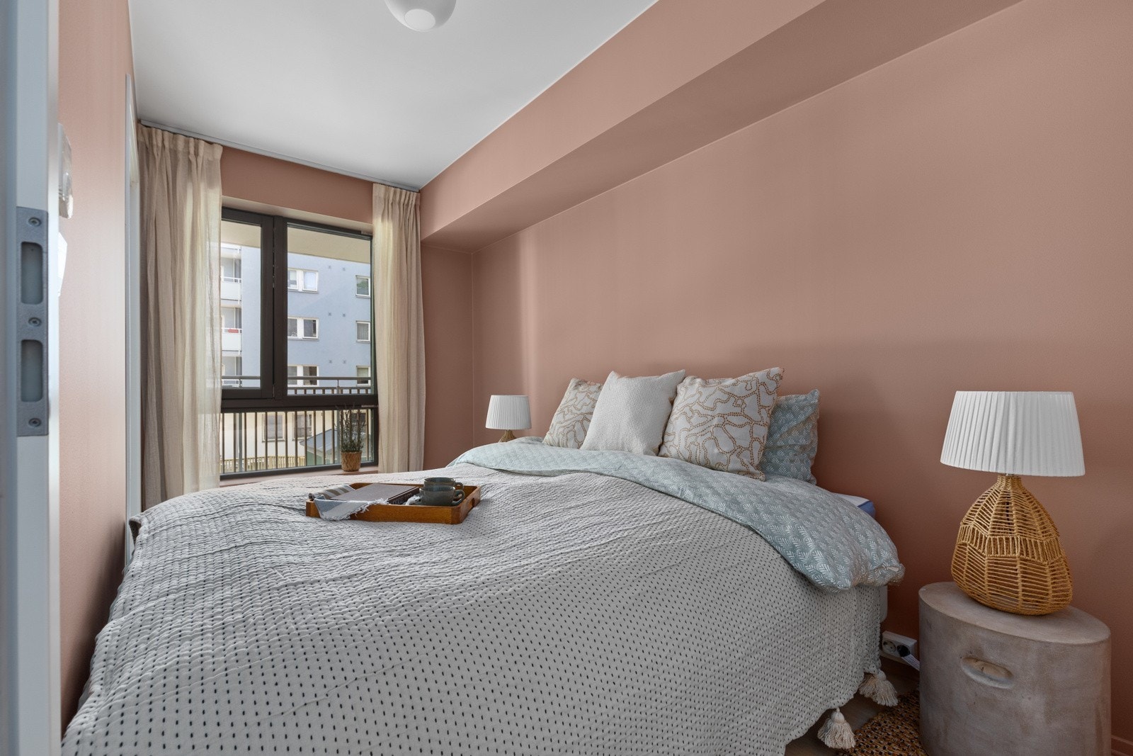 Romslig soverom med god plass til dobbeltseng og oppbevaringsmulighet. Galleribilde