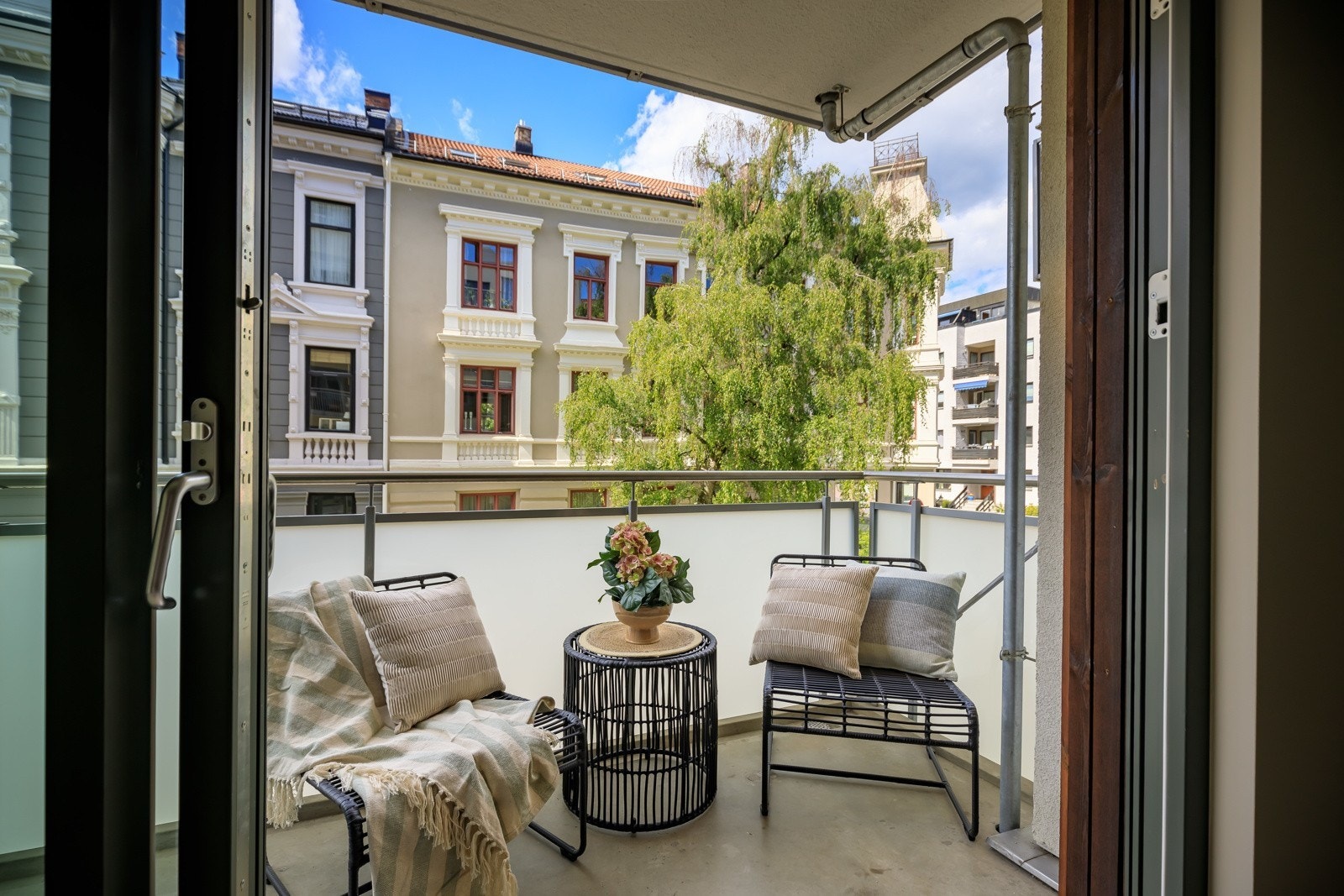 Utgang fra stue til balkong på ca. 4 kvm. Galleribilde