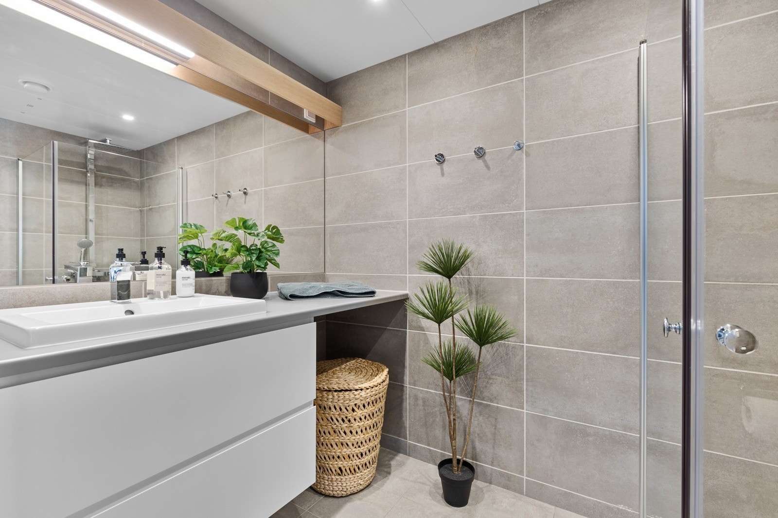 Flislagt bad med varmkabler og opplegg til vaskemaskin. Galleribilde