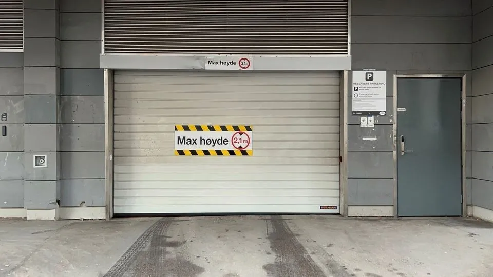 Innkjøring fra Platous Gate. Galleribilde