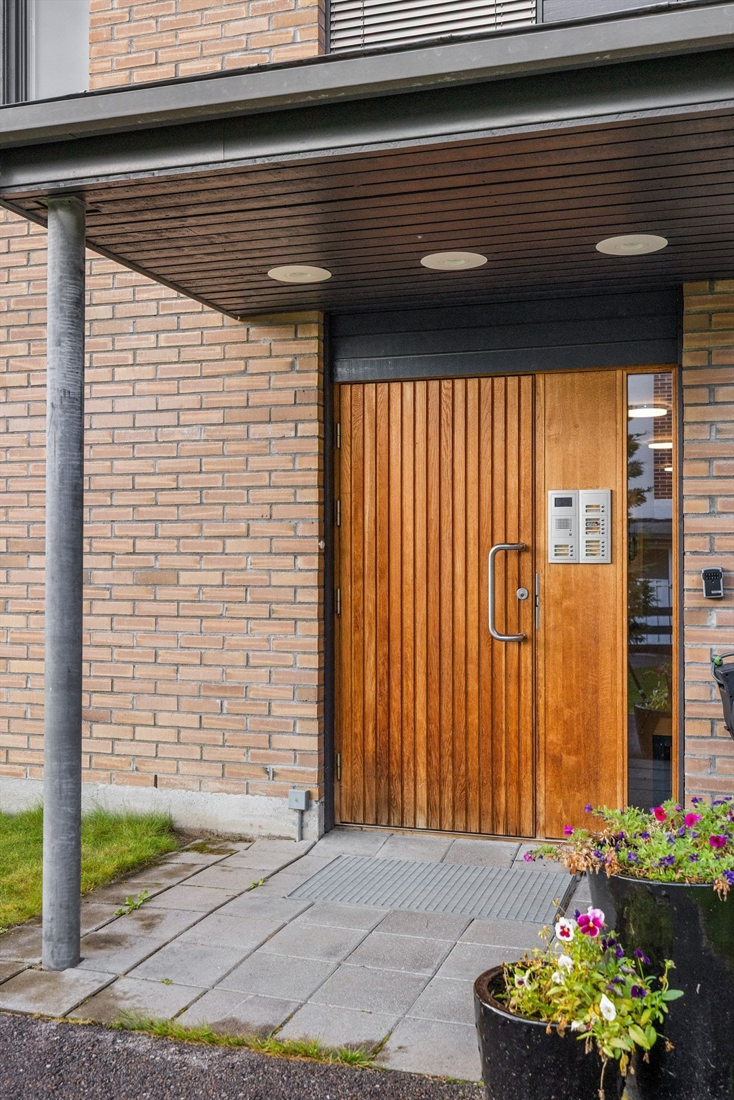 Hyggelig overbygget inngangsparti med belysning i himlingen og calling-anlegg. Galleribilde