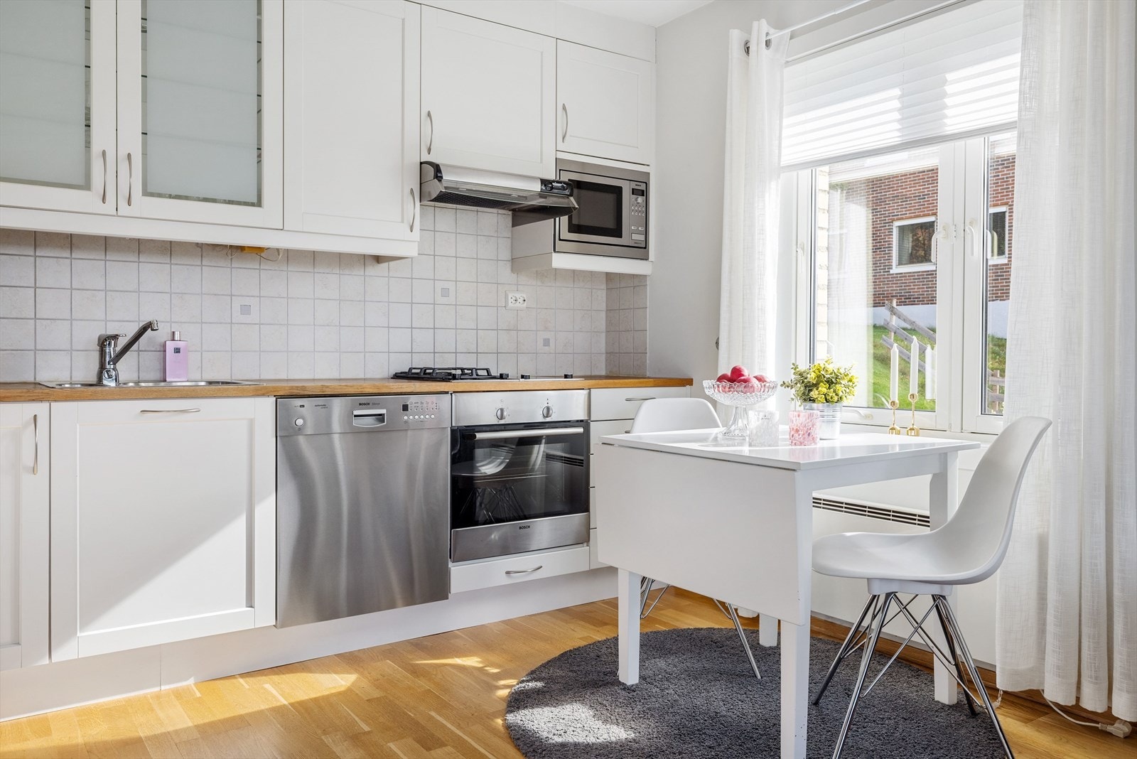 Kjøkkenet er fullt utstyrt med hvitevarer som medfølger i handelen. Medfølgende hvitevarer som nedfelt platetopp med gass, stekeovn, mikrobølgeovn, oppvaskmaskin og kjøleskap med frysedel. Galleribilde