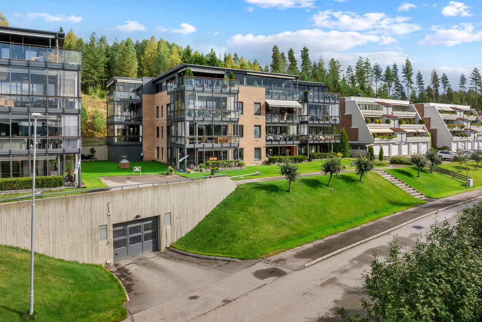 Her bor du godt i et moderne bygg fra 2006 med garasjeplass i kjelleren og heis opp til leiligheten. Galleribilde