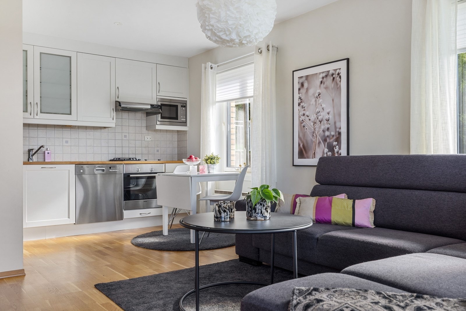 I stuen er det plass til sofa med salongbord og et spisebord i tilknytning til kjøkkenet. Galleribilde