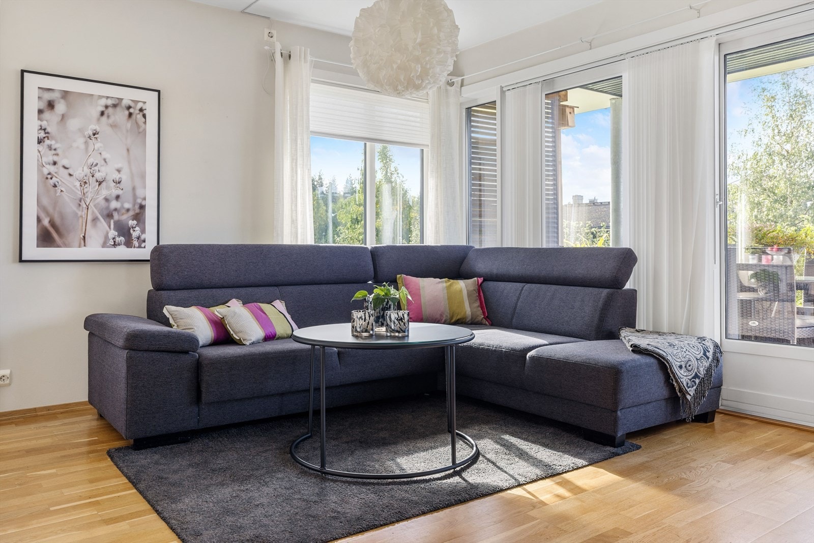 En lys og pen 2-roms hjørneleilighet i et moderne bygg fra 2006. Leiligheten har en god planløsning som utnytter plassen optimalt. Galleribilde