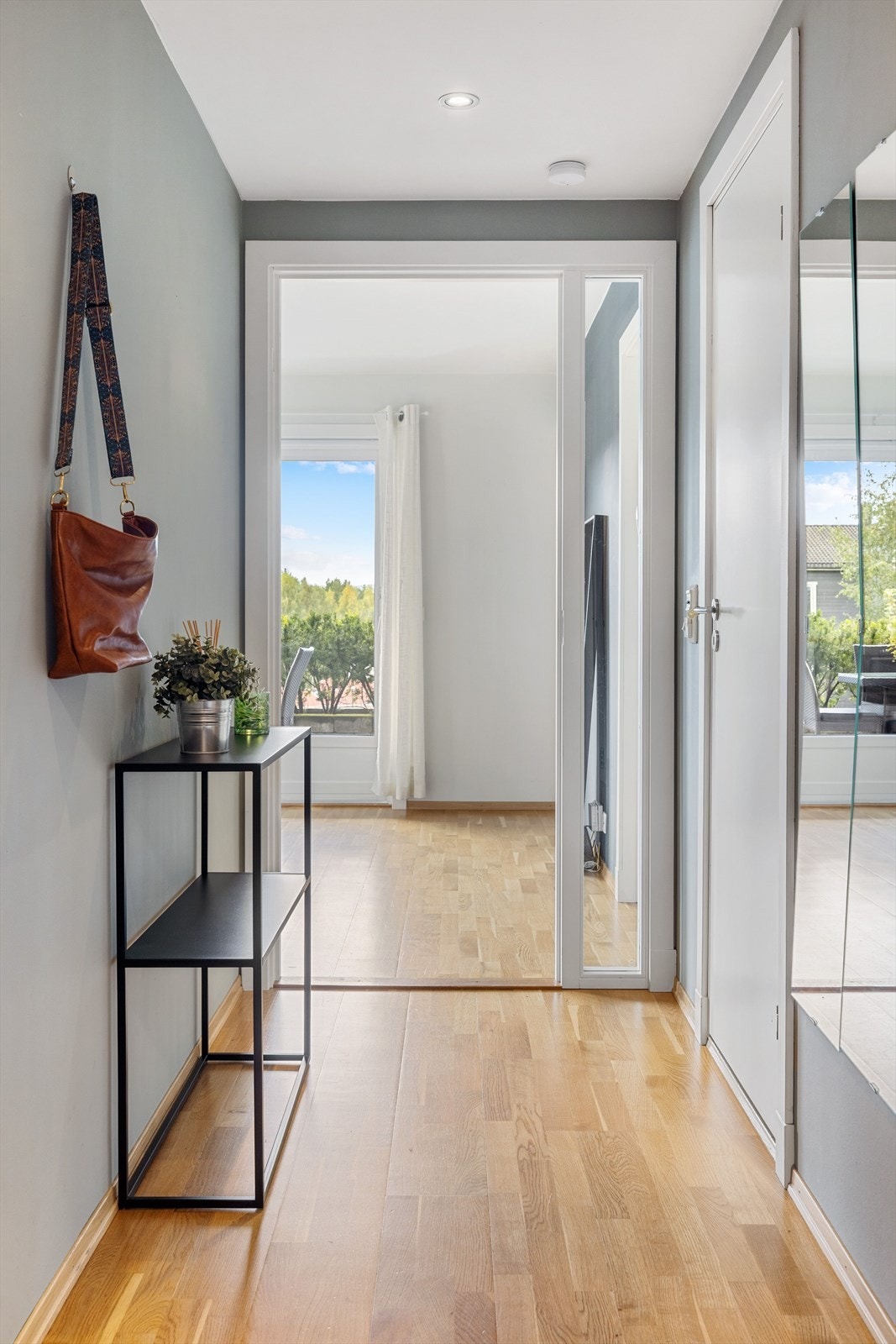 Du ønskes velkommen inn i en lys og hyggelig entré. Galleribilde