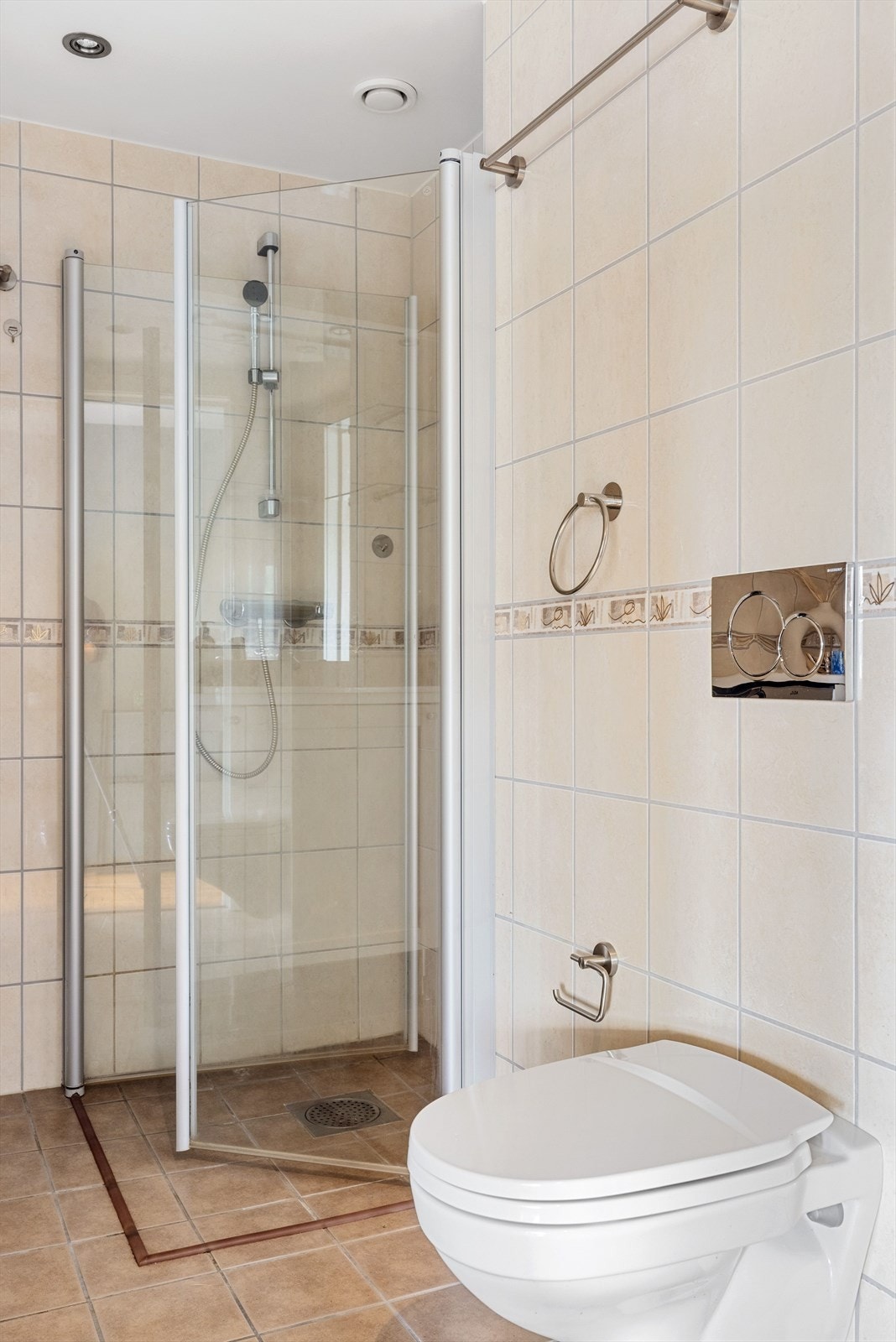 Baderommet er også utstyrt med dusjhjørne med innfellbare glassdører og vegghengt toalett. Galleribilde