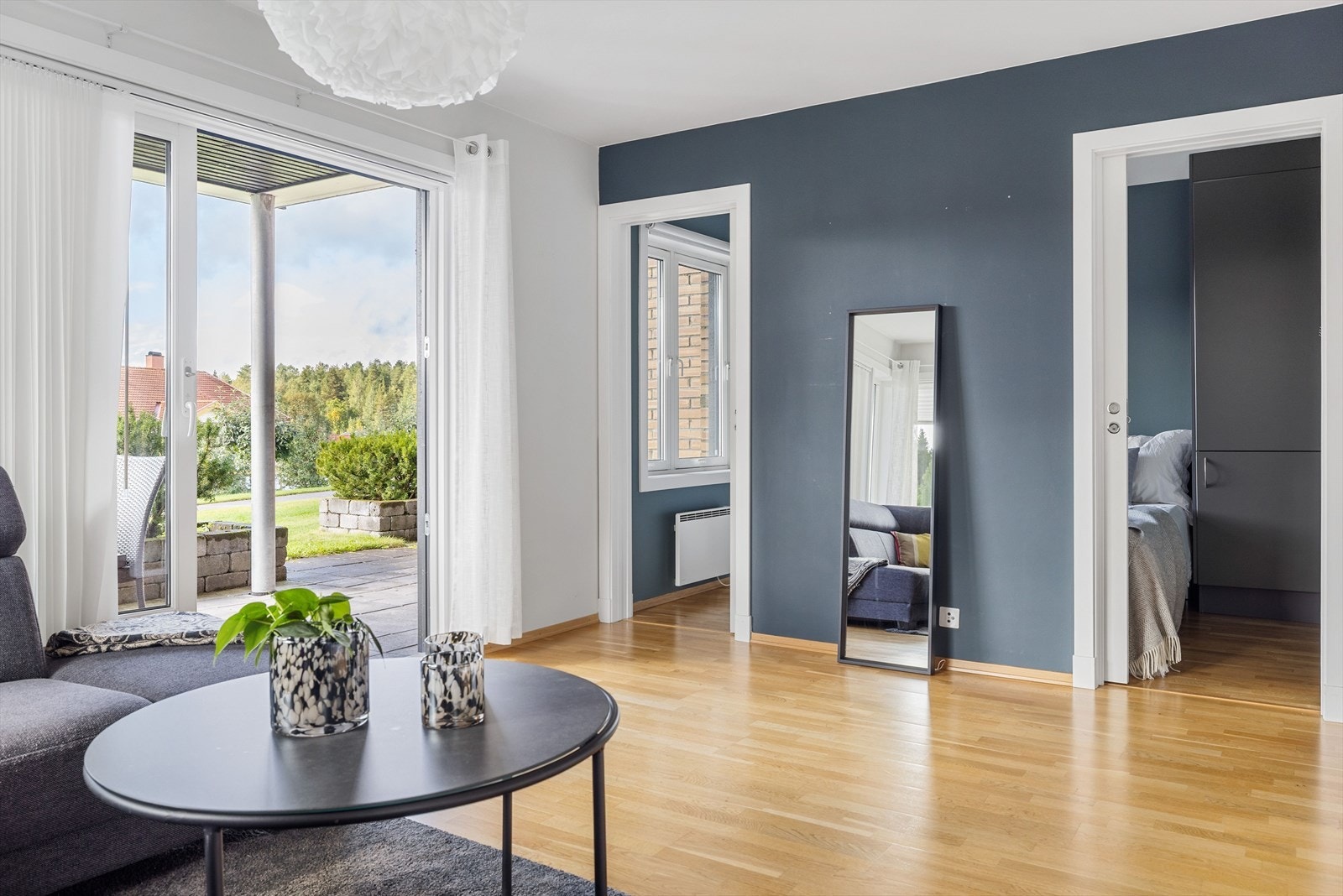 Soverommet har en praktisk utforming med adkomst via to skyvedører på hver side av sengen. Galleribilde