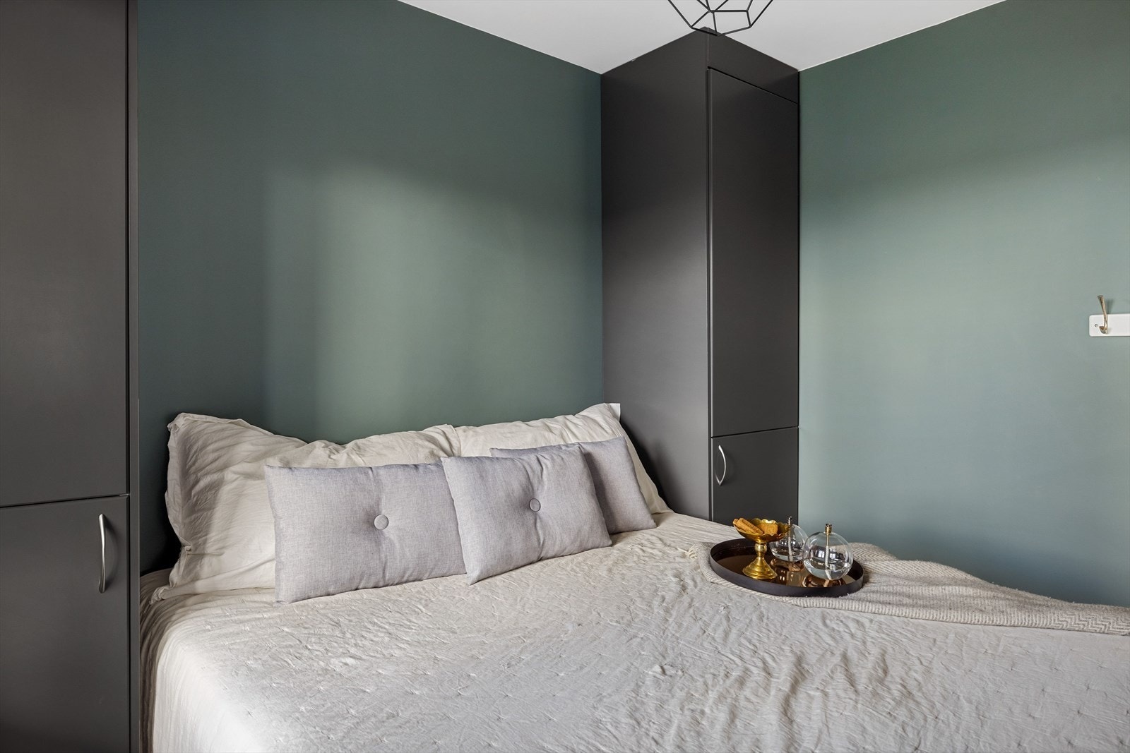 Soverommet har parkett på gulv, glatte overflater malt en fin farge i 2021 og skjult elektrisk anlegg. Galleribilde