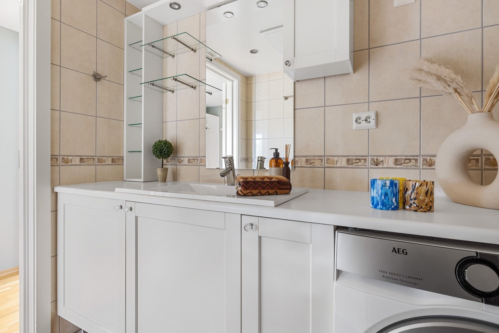 Leiligheten har et lyst og pent baderom fra byggeåret 2006. Baderommet har fliser på gulv og vegger, deilig gulvvarme, downlights i himlingen og mekanisk avtrekk. Galleribilde