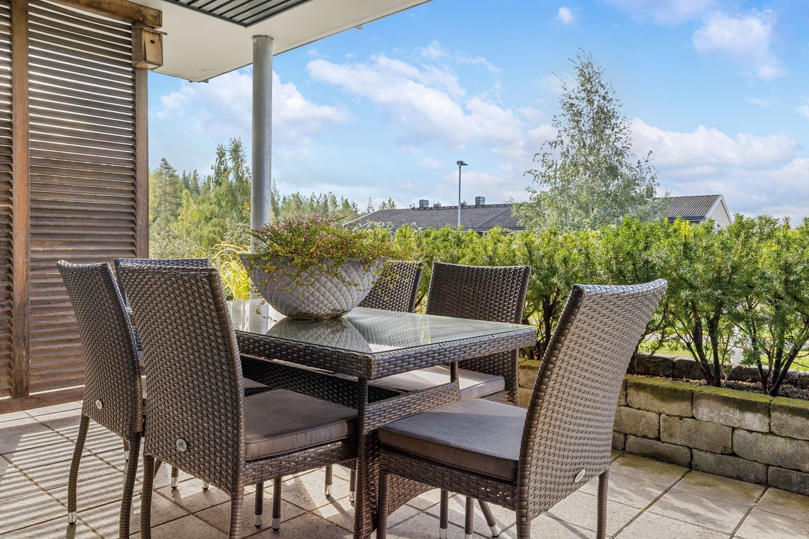 Uteplassen vender mot sydvest som sørger for gode solforhold. Dette er uten tvil en skikkelig fin plass for lange og late sommerdager! Galleribilde