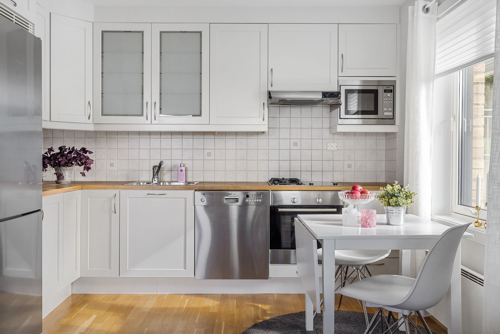 Lys og pen kjøkkeninnredning fra 2006 med god skap- og benkeplass. Innredningen har lyse profilerte fronter og heltre benkeplate med nedfelt oppvaskkum. Galleribilde