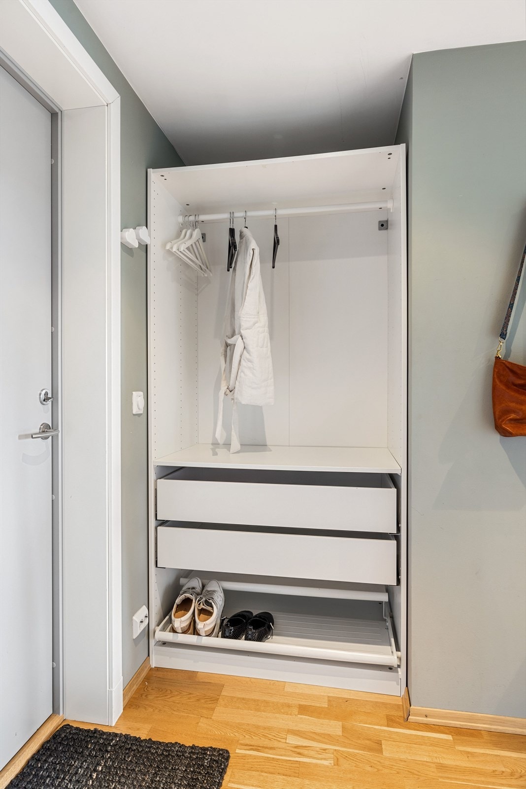 I entréen har du plass til sko og yttertøy i åpen garderobeløsning, samt ytterligere plass til oppheng og skoskap om ønskelig. Galleribilde