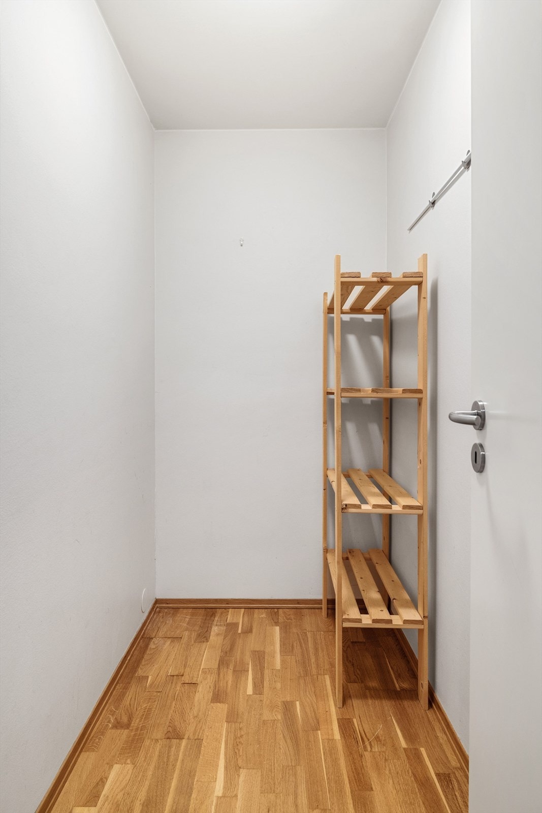 Fra entréen er det også adkomst til en praktisk innvendig bod med gode lagringsmuligheter. Galleribilde