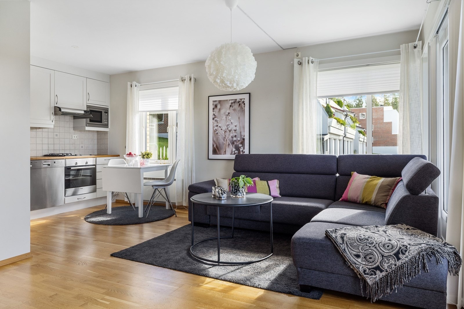 Stuen har god standard med parkett på gulv, glatte overflater malt i 2021 og skjult elektrisk anlegg. Galleribilde