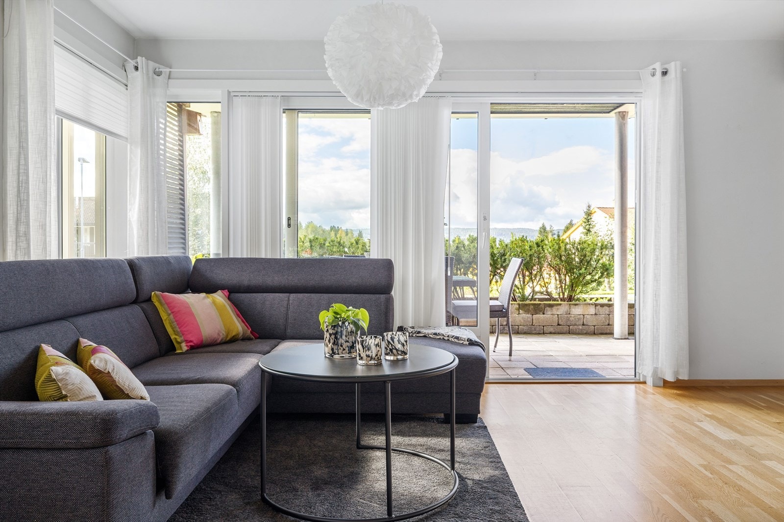 Beliggenheten på hjørnet med store vindusflater sørger for rikelig med naturlig lys. Galleribilde