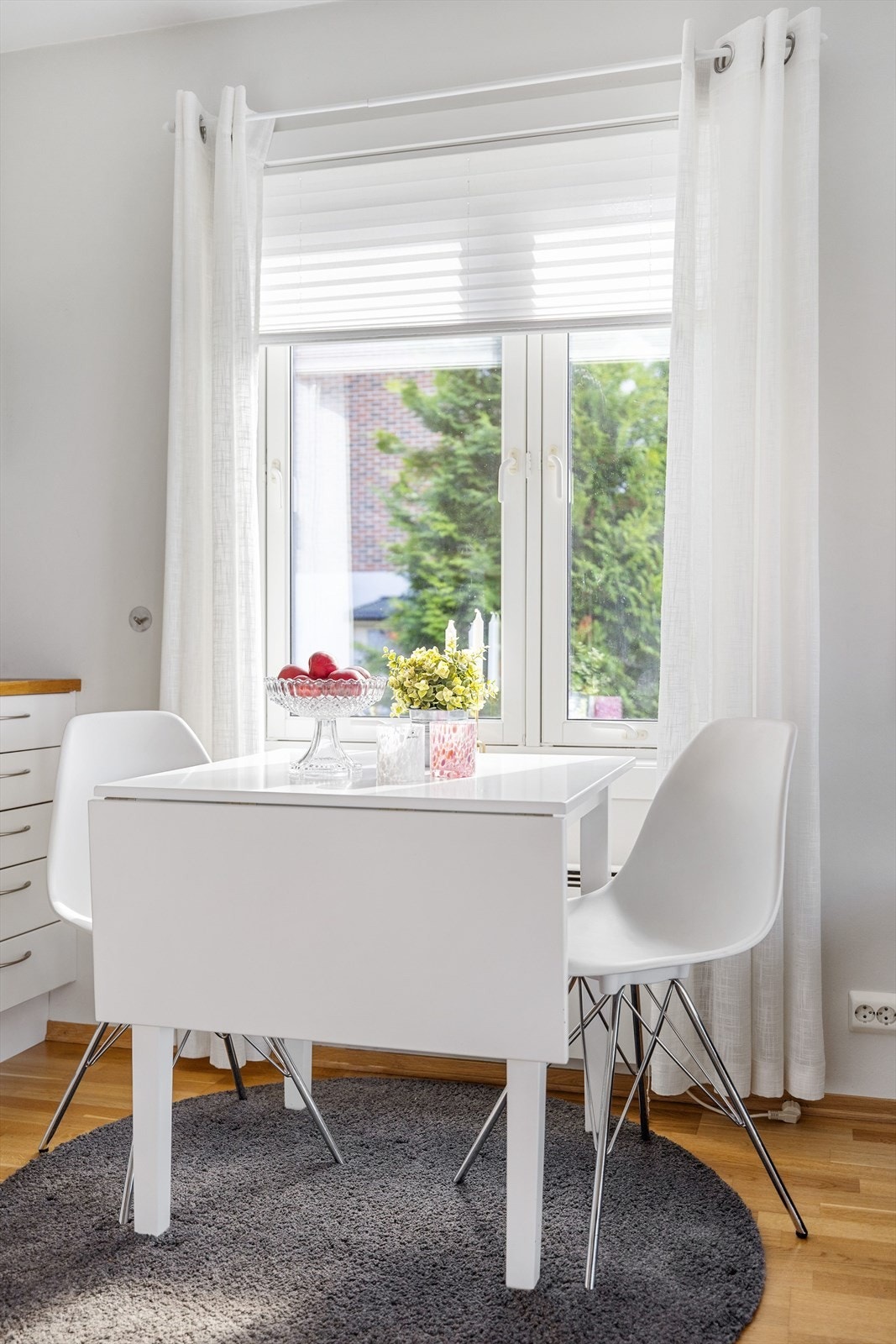 Alle vinduene i leiligheten var nye i 2006, og det er brede vinduskarmer for planter og dekor. Galleribilde