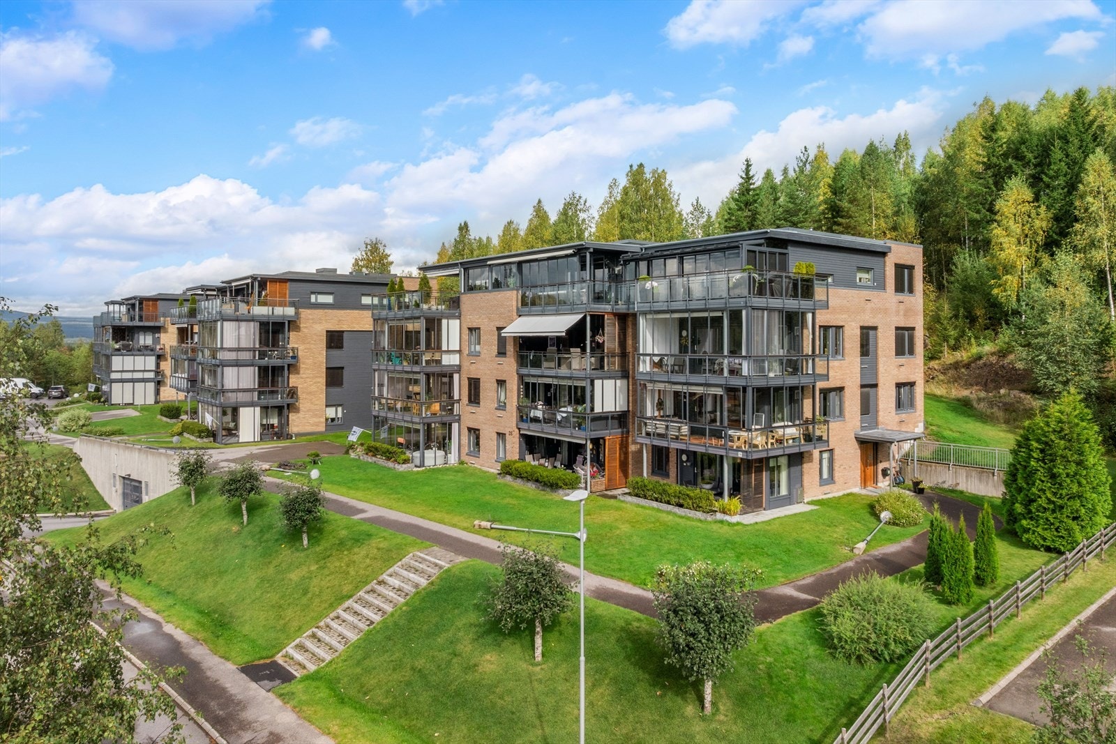 Felles eiertomt for borettslaget på ca. 6 543,8m². Tomten er pent opparbeidet med gressplen og variert beplantning. Asfalterte veger ved bygget. Galleribilde