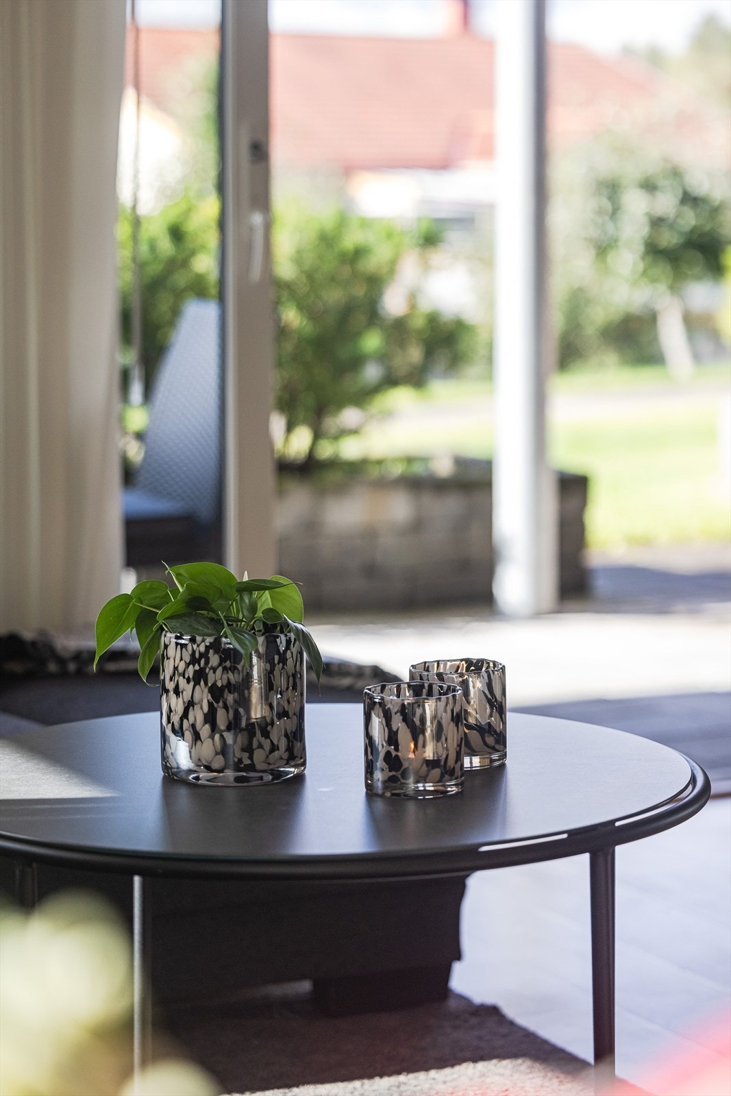 I stuen er det en stor skyvedør ut til en solrik uteplass som blir en naturlig forlengelse av stuen på sommerstid. Galleribilde