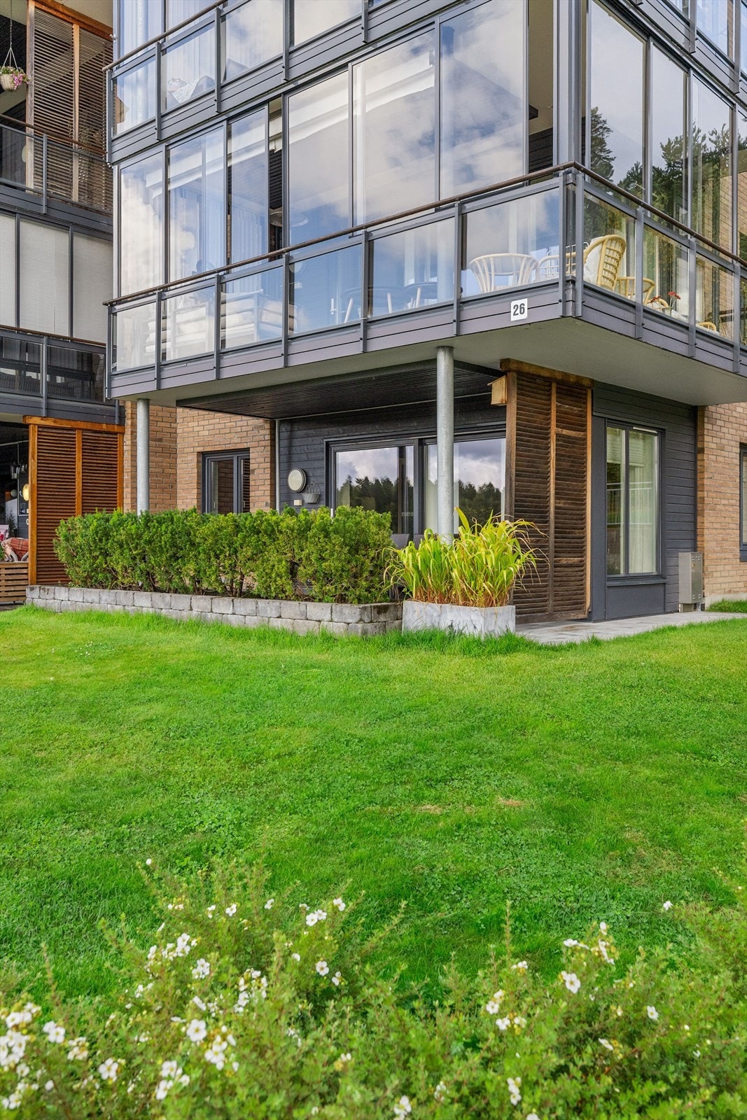 Fra uteplassen er det enkel adkomst til borettslagets grønne fellesarealer. Galleribilde