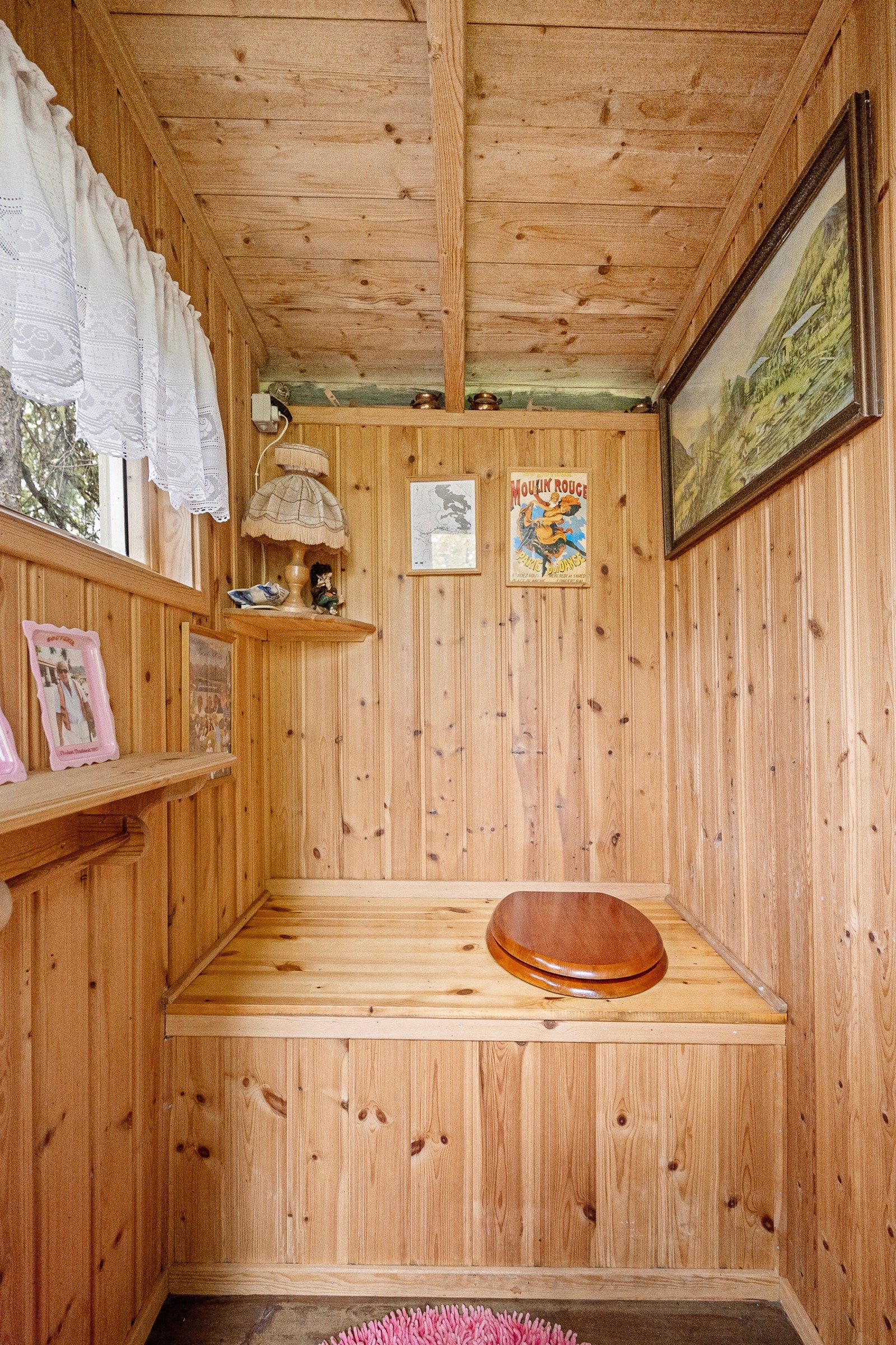 Utedo i boden. Galleribilde