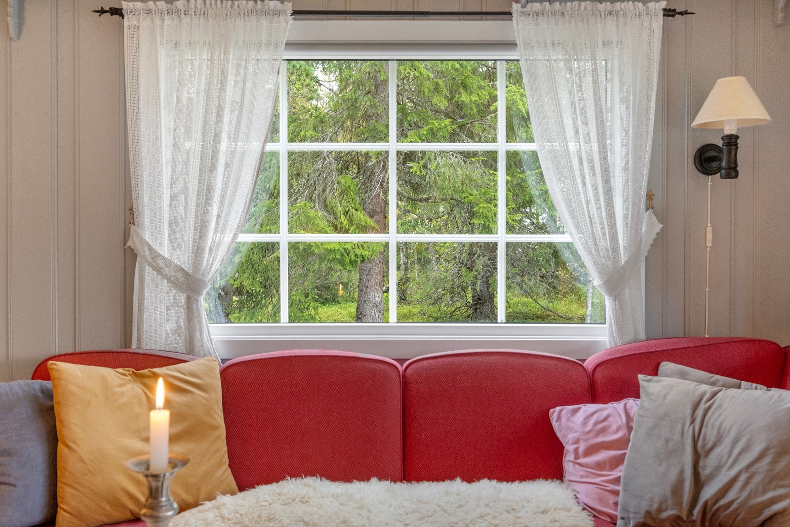 De store vindusflatene slipper godt med lys inn - dette sammen med takhøyden gjør rommet lyst & luftig! Galleribilde