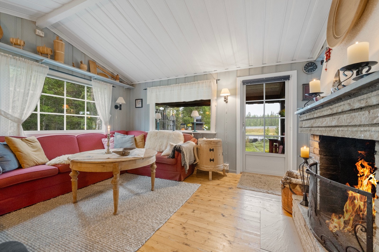 Det er utgang til terrassen fra stua. Galleribilde