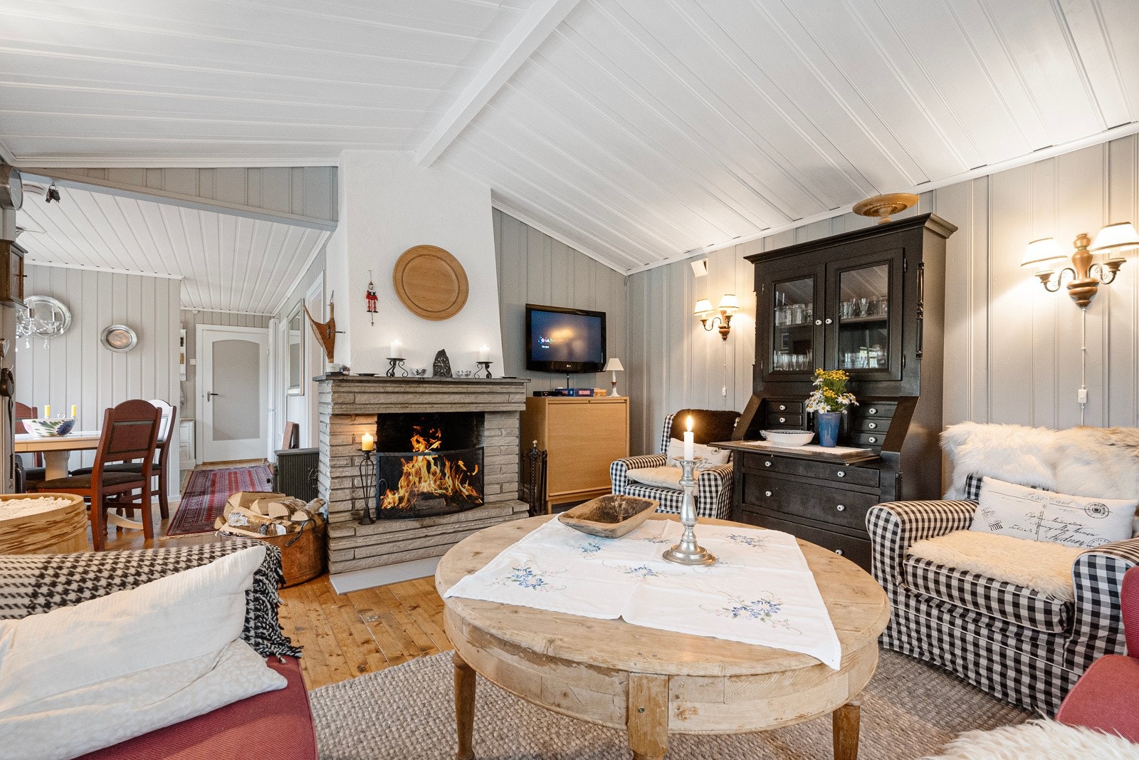 Stua er romslig og har godt med møbleringsmuligheter. Galleribilde