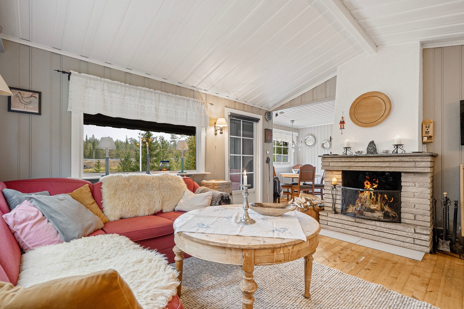 Lys & trivelig stue med peis. Galleribilde