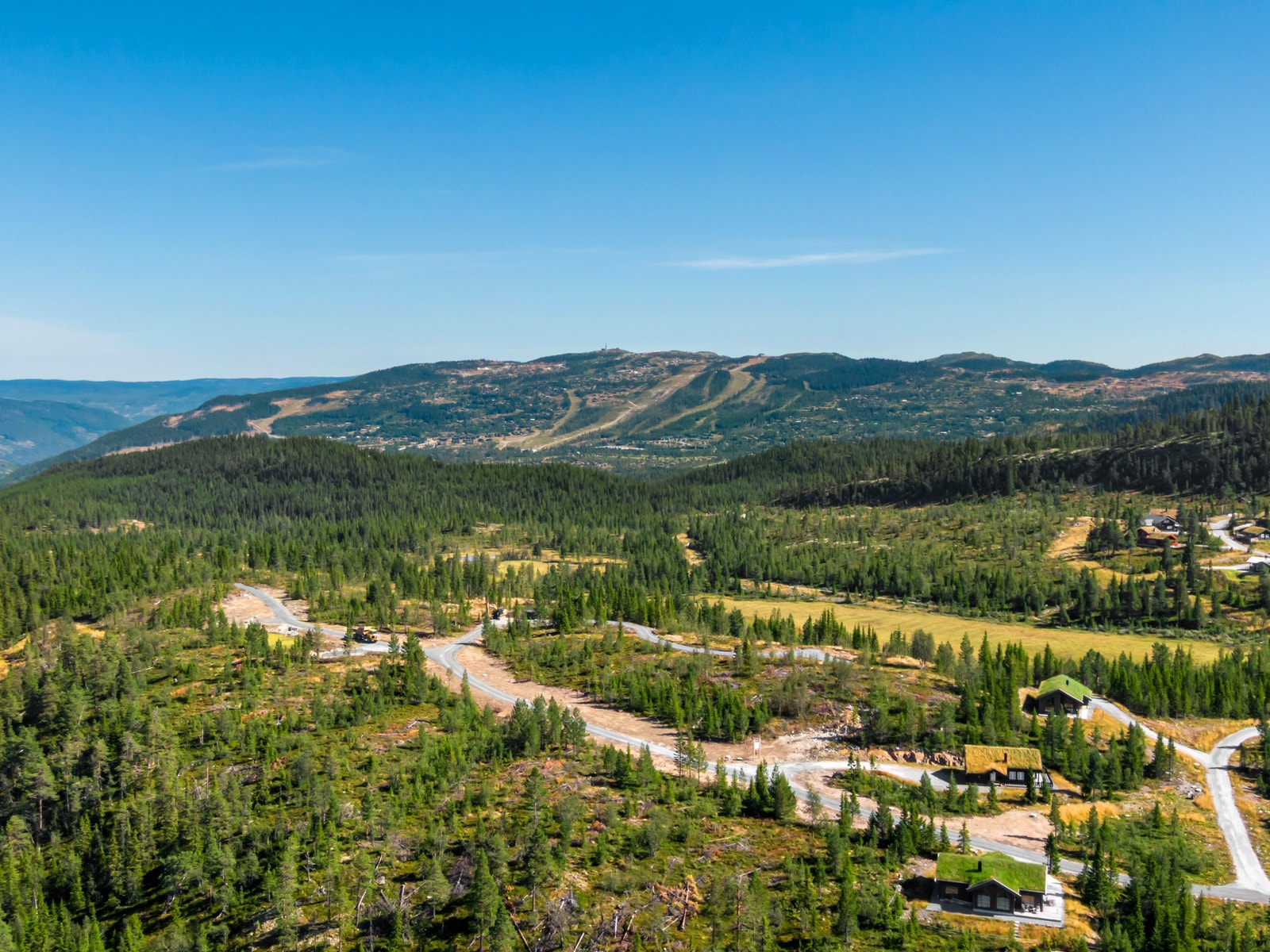 Tomtene ligger på et fint høydedrag og ruver over terrenget mot vest Galleribilde