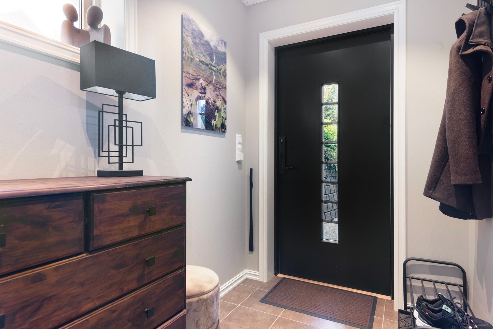 Velkommen inn - inngangspartiet har flislagt gulv med varmekabler og garderobe Galleribilde