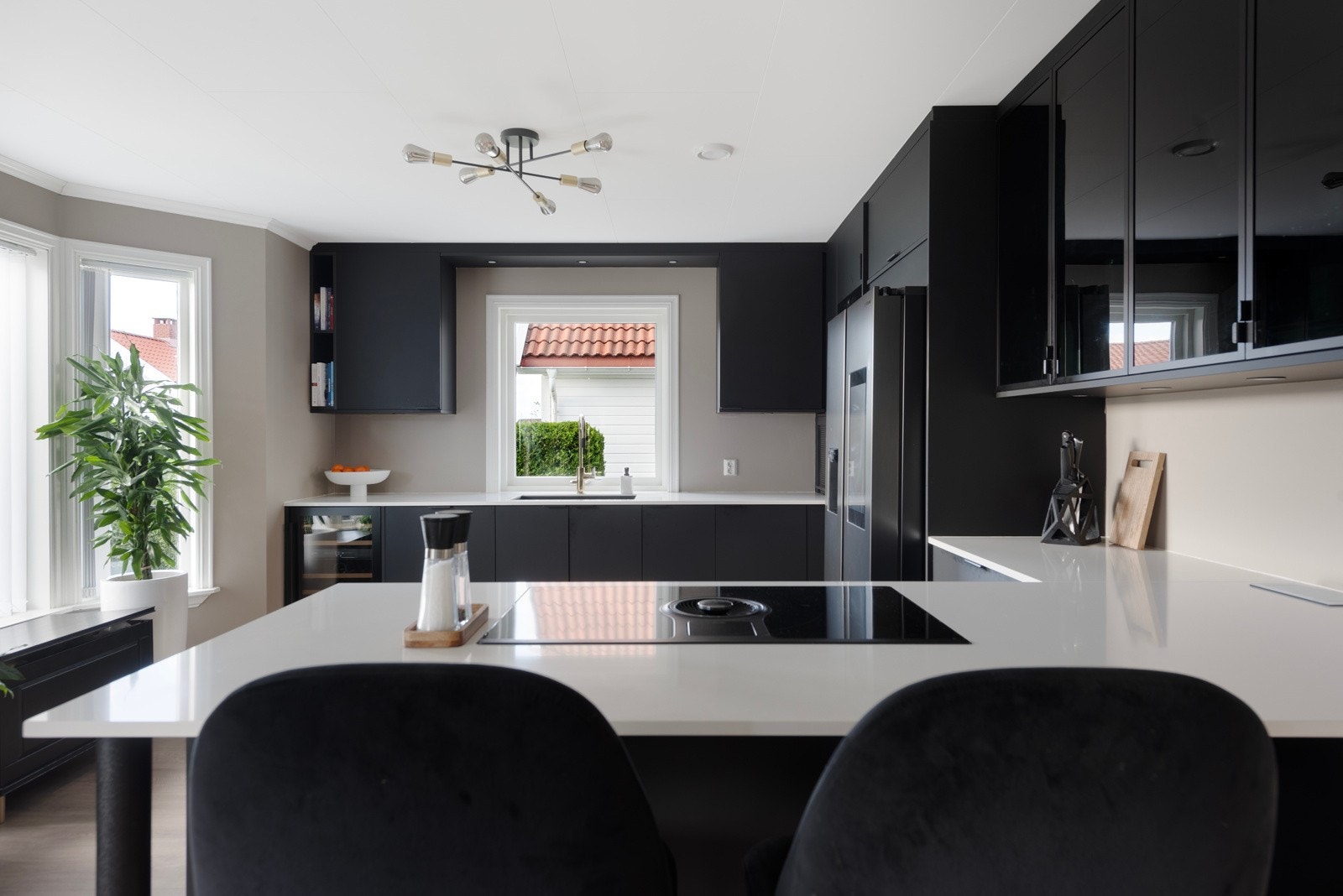 Rålekkert kjøkken med integrerte hvitevarer Galleribilde