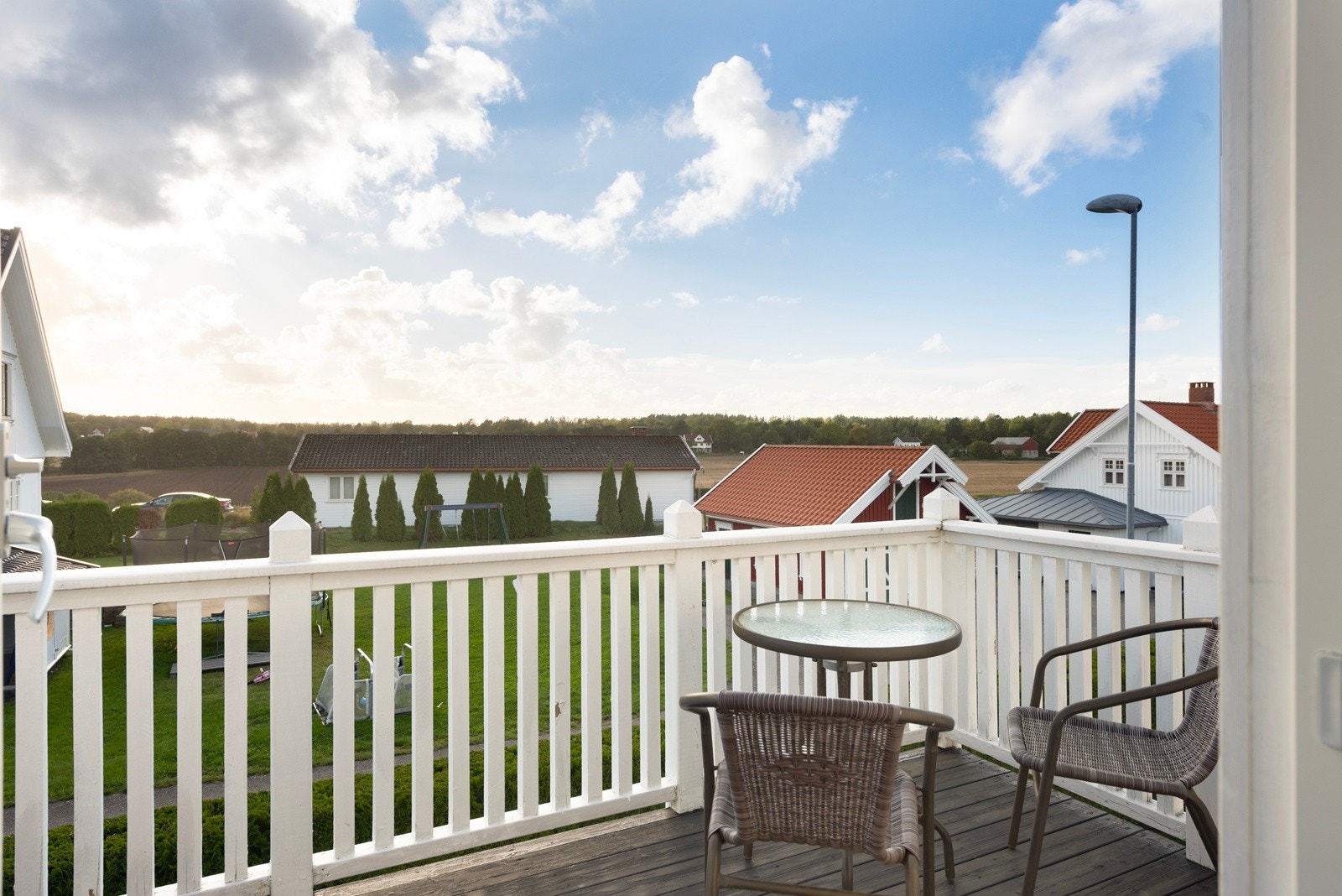 Veranda ut fra 2.etasje - her kan man også nyte solen til de siste stråler i vest Galleribilde