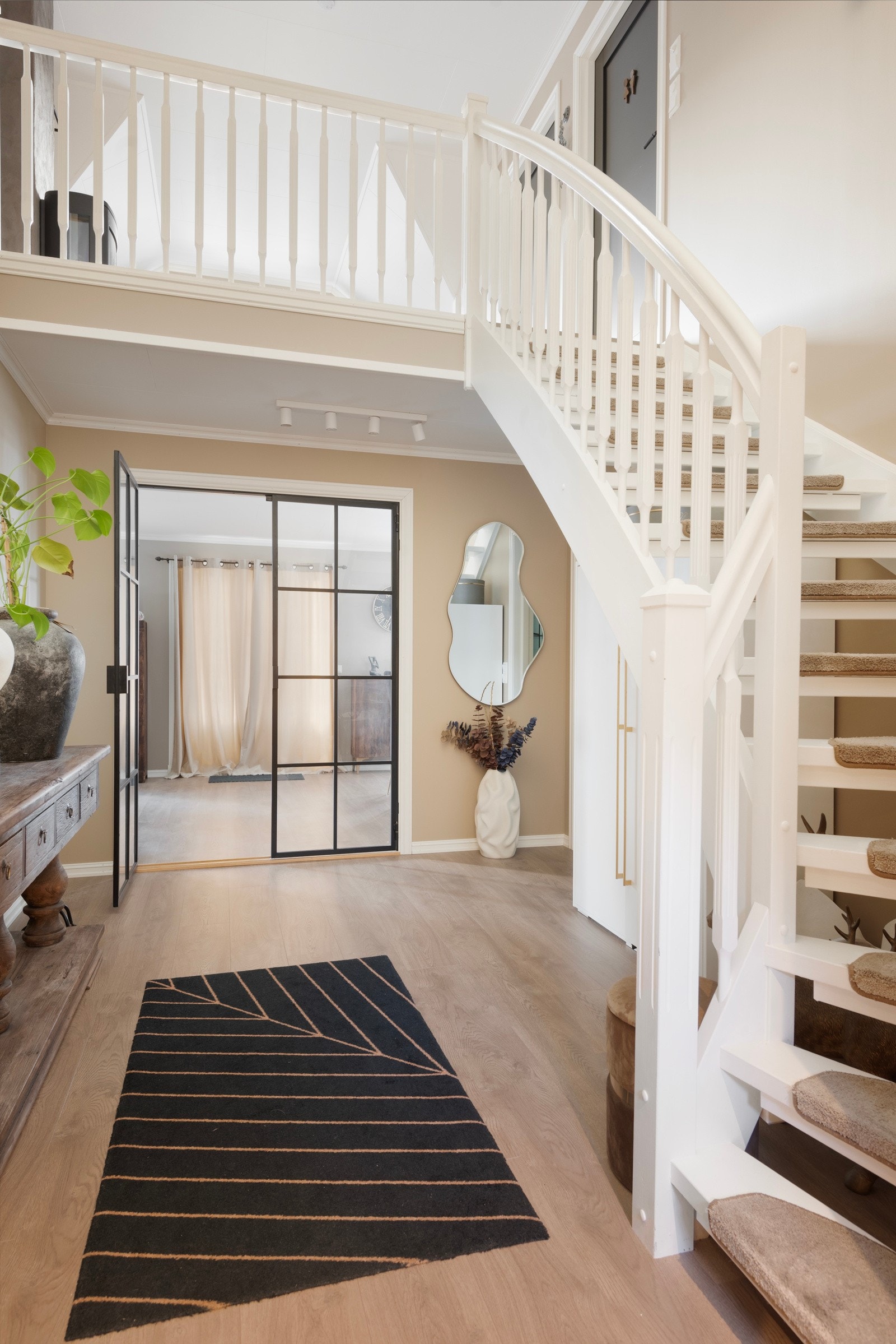 Herskapelig hall og åpent opp til 2.etasje Galleribilde